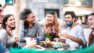 Kahve dükkanının önünde içen çok ırklı insanlar, restoranda sohbet eden genç arkadaşlar, kafeterya barında mutlu erkekler ve kızlarla yeni normal yaşam tarzı konsepti, parlak filtre.
