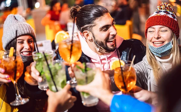 Happy Friend Toasting Fancy Drinks Night Bar Open Mask Normális — Stock Fotó