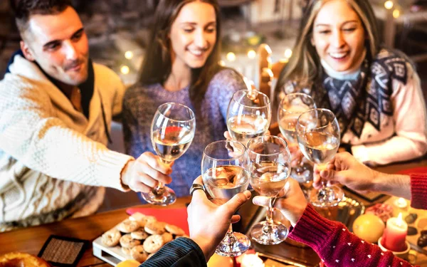 Grupo Pessoas Comemorando Natal Torrando Vinho Champanhe Casa Jantar Partido — Fotografia de Stock