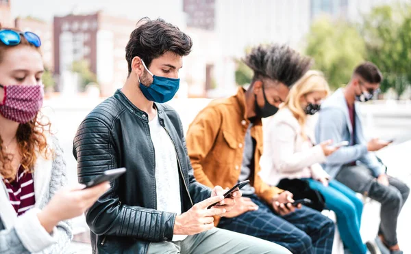 Multirassische Freunde Nutzen Mobiltelefone Mit Gesichtsmaske Auf Der Zweiten Welle — Stockfoto