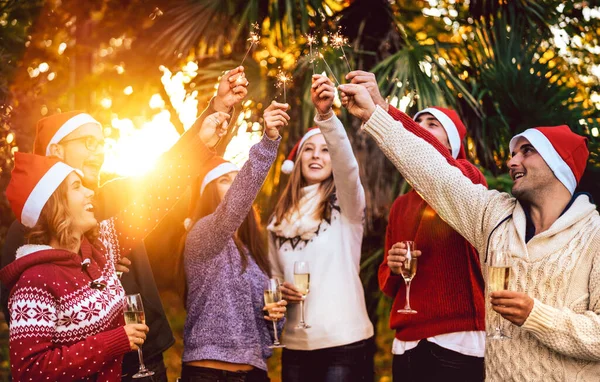 Jóvenes Amigos Con Sombreros Santa Celebrando Navidad Con Vino Champán — Foto de Stock