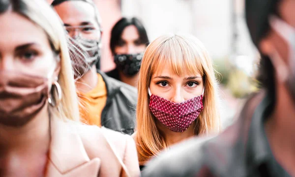 Multidão Urbana Cidadãos Andando Rua Cidade Coberta Por Máscara Facial — Fotografia de Stock