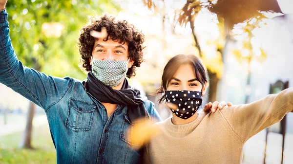 Happy Couple Lovers Enjoying Autumn Travel Time Outdoor Wearing Protective — Stock Photo, Image