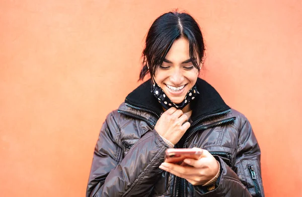 Happy Millenial Femme Souriant Avec Masque Visage Ouvert Après Réouverture — Photo