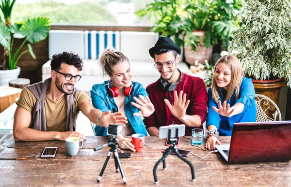 Giovani Amici Startupper Gruppo Divertirsi Sulla Piattaforma Streaming Con Webcam — Foto Stock