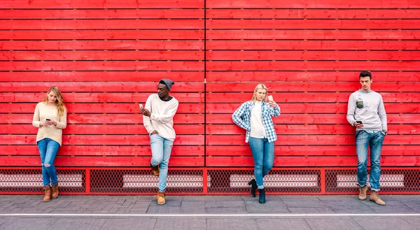 Multicultural Friends Group Using Smartphone Red Wooden Background Technology Urban — Stock Photo, Image