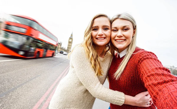 Vrouwelijke Vriendschap Concept Met Meisjes Paar Nemen Selfie Buiten Londen — Stockfoto