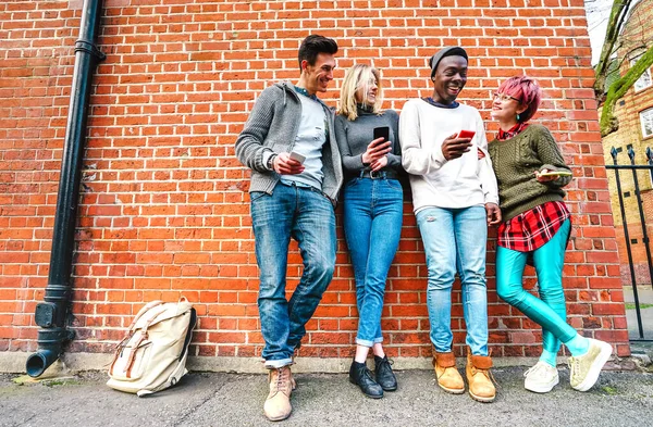 Amigos Hipsters Multiculturales Compartiendo Contenido Teléfonos Inteligentes Área Urbana Shoreditch —  Fotos de Stock