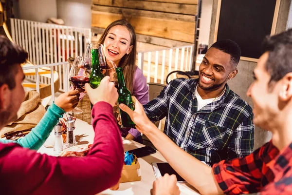 Happy Multirasial Friends Toasting Beer Indoor Brewery Pub Inclusive Friendship — Stok Foto