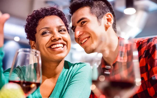 Happy Mixed Race Paar Minnaars Drinken Rode Wijn Luxe Wijnmakerij — Stockfoto