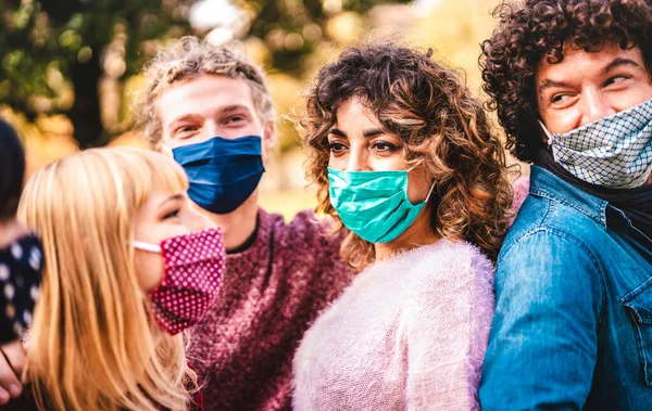 Amigos Multirraciais Felizes Divertindo Juntos Usando Máscaras Faciais Novo Conceito — Fotografia de Stock