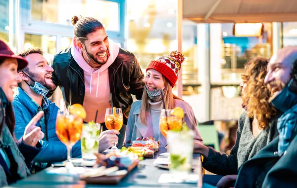 Arkadaşların Dışarıdaki Bar Restoranında Kokteyl Içmesi Mutlu Insanların Açık Maskeyle — Stok fotoğraf