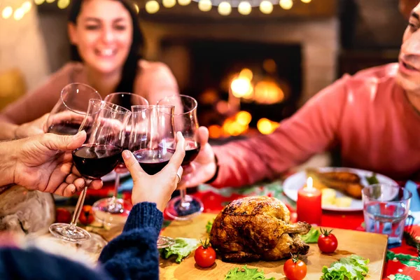 Gente Brindando Por Vino Tinto Divirtiéndose Reunión Cena Navidad Concepto —  Fotos de Stock