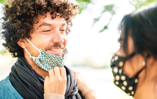 Happy Couple Lovers Looking Each Other Open Face Mask Love — Stock Photo, Image