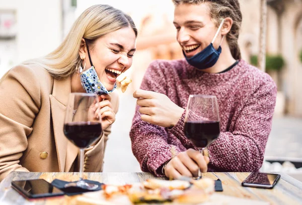 Jong Stel Liefde Draagt Open Gezicht Maskers Plezier Wijnbar Buiten — Stockfoto