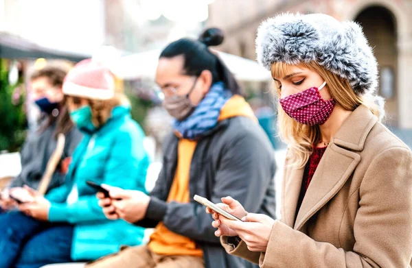 Ragazza Bionda Utilizzando Smart Phone Coperto Maschera Sulla Seconda Ondata — Foto Stock