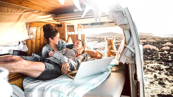 Hipster Pareja Con Perro Viajando Juntos Transporte Retro Mini Furgoneta —  Fotos de Stock