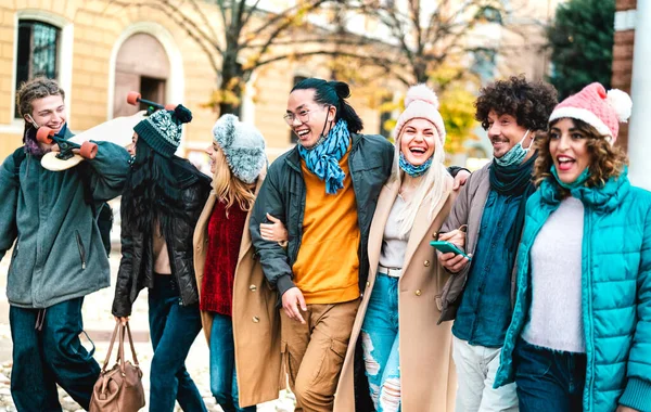 Milenial Personas Caminando Divirtiéndose Juntos Usando Mascarilla Abierta Casco Antiguo — Foto de Stock