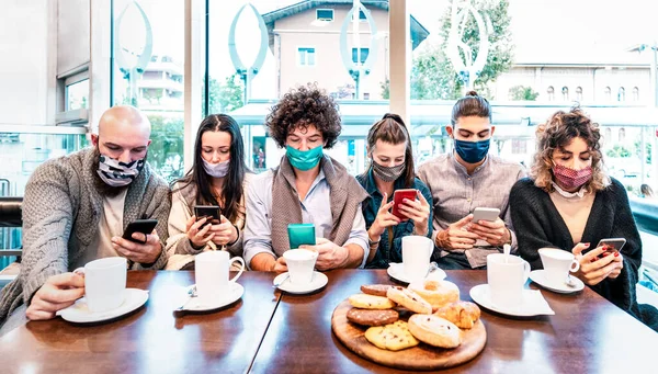 Persone Che Utilizzano Smartphone Cellulari Bar Coperto Maschere Facciali Nuovo — Foto Stock