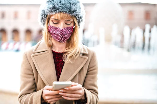 Mujer Adicta Con Máscaras Protectoras Utilizando Aplicación Seguimiento Teléfono Inteligente — Foto de Stock