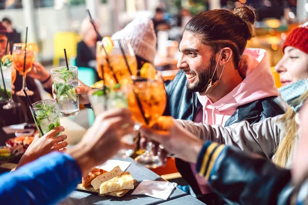 Sarhoş Arkadaşlar Gece Barında Süslü Içkilere Kadeh Kaldırıyor Açık Maskeli — Stok fotoğraf