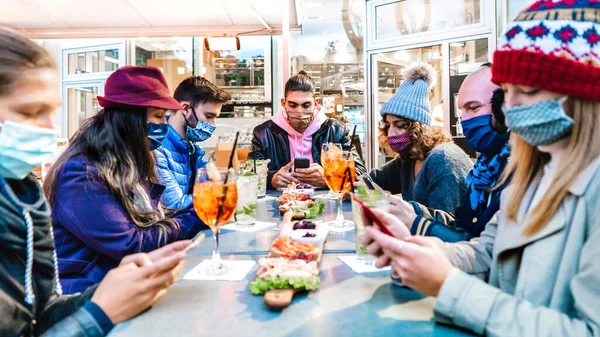Milenial Friends Using Mobile Smarphones Cocktail Bar New Normal Tech — стоковое фото