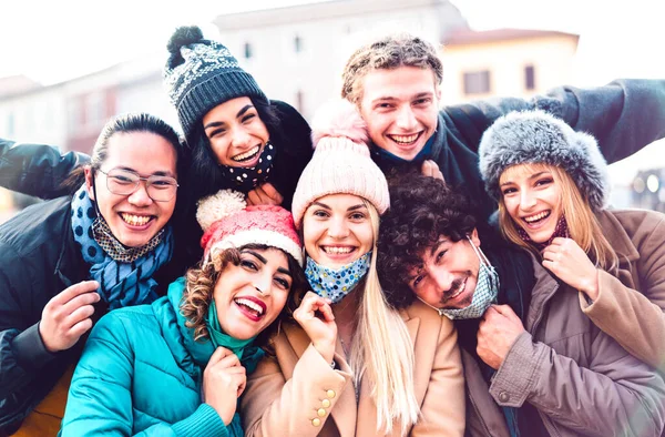 Amigos Multirraciales Tomando Selfie Con Mascarilla Abierta Ropa Invierno Nuevo — Foto de Stock