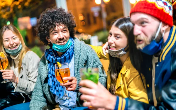 Teman Minum Spritz Dan Mojito Bar Koktail Mengenakan Topeng Wajah — Stok Foto