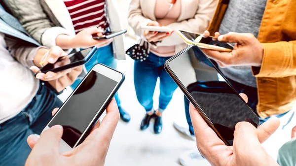 Cep telefonlu akıllı cihazlar kullanan kişilerin kapatılması - Akıllı telefonlu sosyal medya ağında fotoğraf paylaşım detayları - Teknoloji konsepti ve cep telefonu kültürü seçici odaklı sağ telefon