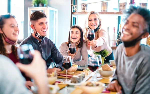 People Toasting Red Wine Fashion Restaurant Bar Open Face Mask — Stock Photo, Image