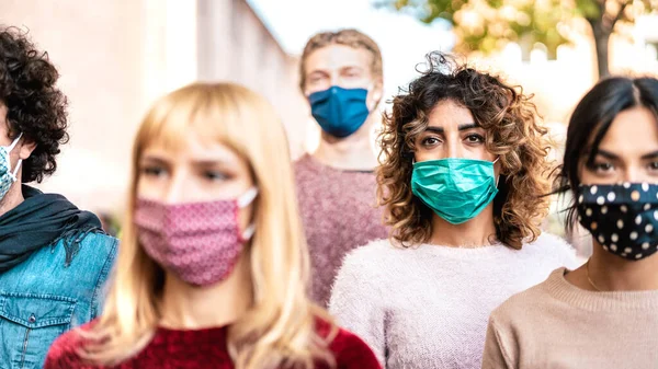 Städtische Schar Von Bürgern Läuft Mit Gesichtsmaske Durch Die Straßen — Stockfoto