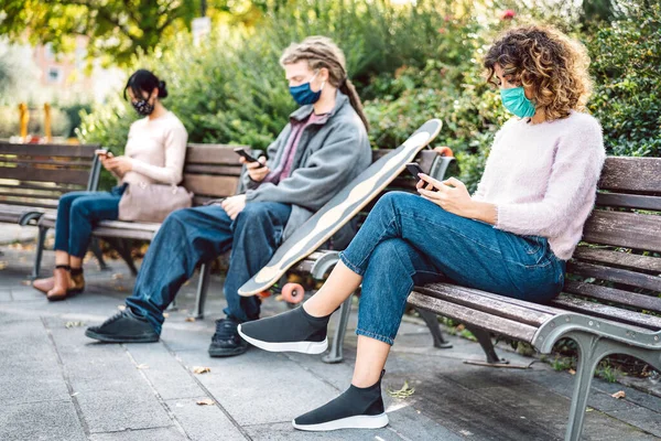 Milenial Pessoas Assistindo Vídeo Telefone Inteligente Com Máscara Facial Terceira — Fotografia de Stock