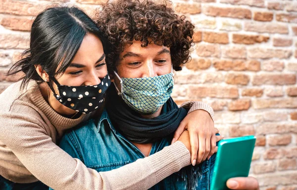 Junges Verliebtes Paar Schaut Handy Mit Gesichtsmaske Neues Normales Tech — Stockfoto