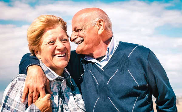 快乐的老年夫妇享受在一起的时光 快乐的老年生活和退休的概念与男人窃窃私语女人耳朵 明亮温暖生动的过滤器 — 图库照片