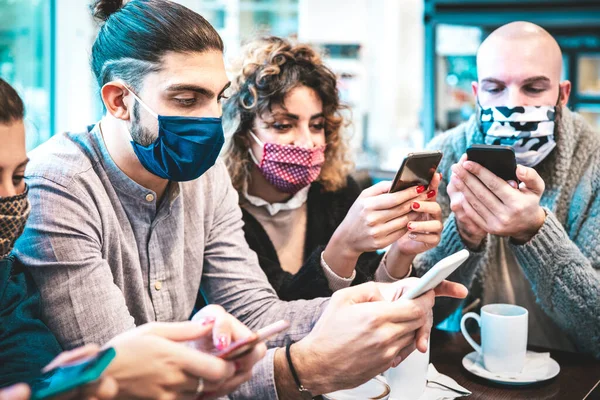 Besorgte Menschen Mit Gesichtsmaske Checken Der Kaffeepause Nachrichten Auf Mobiltelefonen — Stockfoto