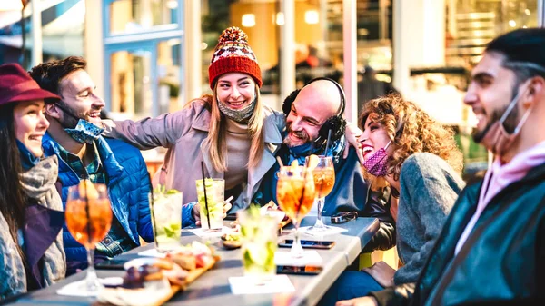 식당에서 즐거운 칵테일 시간을 보내는 사람들 마스크를 착용하고 즐거운 시간을 — 스톡 사진