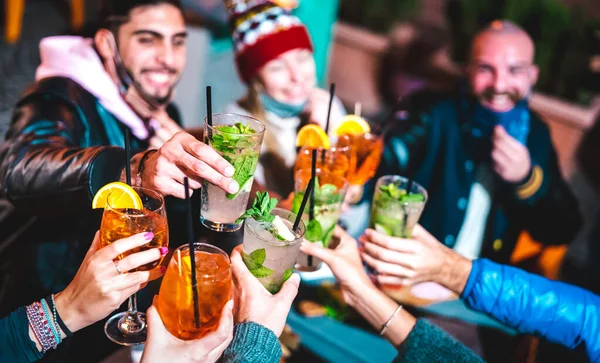 Amigos Felizes Brindam Bebidas Bar Noturno Com Máscara Facial Aberta — Fotografia de Stock