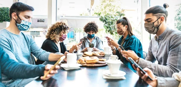 Personas Que Usan Teléfonos Inteligentes Móviles Cafetería Nuevo Concepto Reunión —  Fotos de Stock