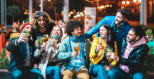 Persone Che Bevono Spritz Mojito Cocktail Bar Indossando Maschera Viso — Foto Stock