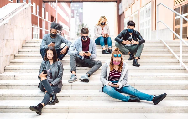 Milenial Urbano Pessoas Usando Telefones Celulares Cobertos Por Máscara Facial — Fotografia de Stock