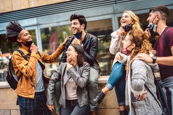 Amigos Multiculturales Divirtiéndose Centro Ciudad Chicos Felices Niñas Compartiendo Tiempo — Foto de Stock