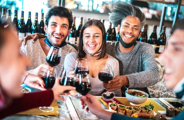 Gente Brindar Por Vino Tinto Restaurante Sushi Bar Con Máscara — Foto de Stock