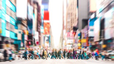 Manhattan 'da 7. caddede yürüyen zebra üzerinde yürüyen insanların odaklanmış arka planı - New York' un kalabalık caddeleri kentsel alanda - yumuşak keskin odaklı canlı günbatımı filtresi