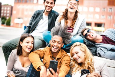 Kilit yeniden açıldıktan sonra cep telefonuyla fotoğraf paylaşan mutlu milenyum insanları üniversite üniversitesinde erkek ve kızların birlikte vakit geçirmesi konsepti.