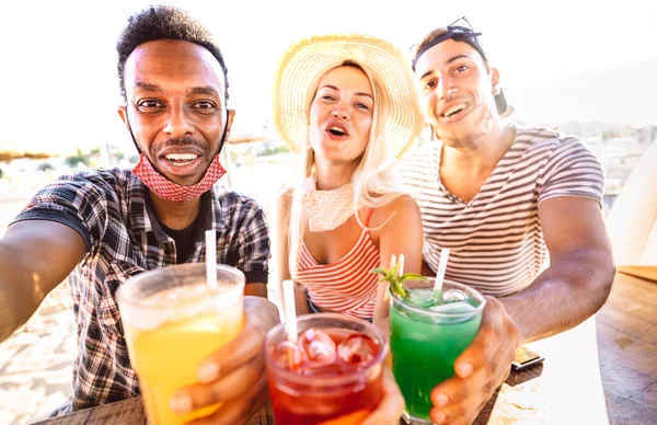 Multiracial Människor Trio Selfie Med Öppna Ansiktsmasker Stranden Bar Nytt — Stockfoto