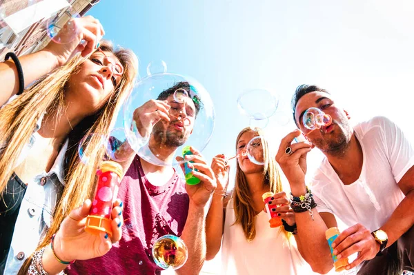 Jóvenes Amigos Divierten Jugando Con Burbujas Jabón Momento Las Vacaciones —  Fotos de Stock