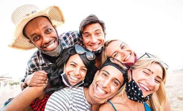 Multiraciální Přátelé Selfie Usmívat Přes Otevřené Obličejové Masky Nový Normální — Stock fotografie