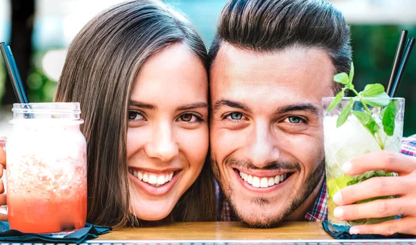 Bonito Homem Mulher Jovem Sorrindo Happy Hour Bar Coquetéis Casal — Fotografia de Stock