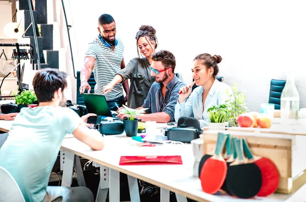 Grupo Empleados Jóvenes Que Trabajan Computadora Estudio Startups Concepto Trabajo — Foto de Stock