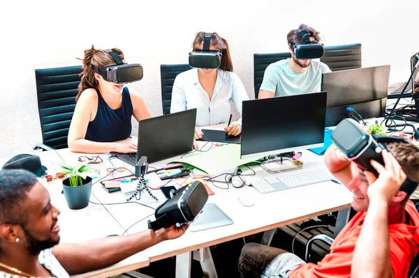Para Pekerja Muda Bersenang Senang Dengan Kacamata Realitas Virtual Kantor — Stok Foto